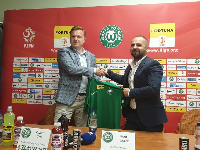 Dyrektor sportowy Warty Poznań Robert Graf przedstawia nowego szkoleniowca "Zielonych" Piotra Tworka