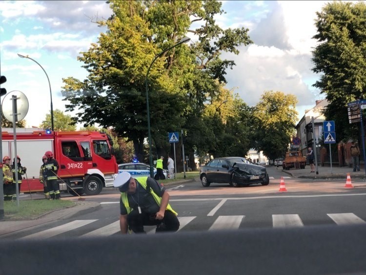 Nowy Sącz wypadek. Zderzenie na Al. Batorego i ul. Zygmuntowskiej. Na miejscu pogotowie