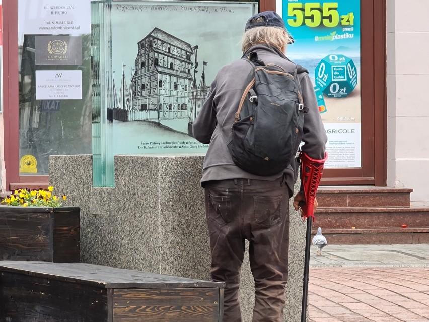 Bezdomni koczują na klatkach schodowych bloków: ładują komputery i załatwiają się