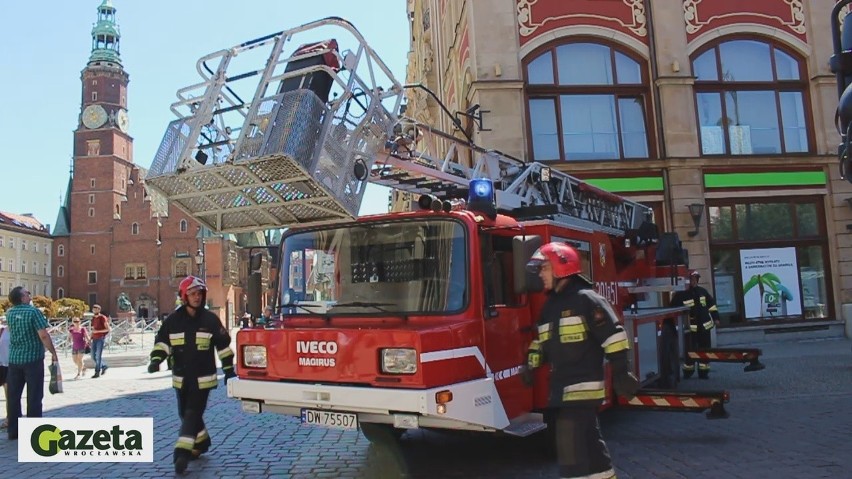 Wrocław: Pożar dachu kamienicy na placu Solnym? Trzy zastępy straży pożarnej na miejscu (FILM)