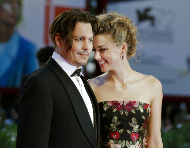 Johnny Depp (po lewej) wraz z (byłą) żoną, aktorką Amber Heard na premierze filmu "Dziewczyna z portretu" podczas 72. Międzynarodowego Festiwalu Filmowego w Wenecji  (05.09.2015, Włochy).