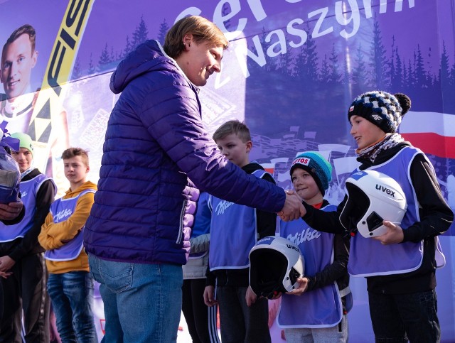 Milka razem z PZN prowadzi Projekt Wspierania Młodych Skoczków. W ramach tej inicjatywy młodzi zawodnicy otrzymali w Szczyrku profesjonalne kaski.