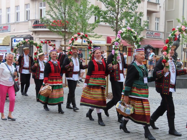 "Oblicza tradycji" jest on organizowany w Zielonej Górze od 1964 r. (choć pod inną nazwą) i stanowi jedną z najstarszych tego typu inicjatyw w Polsce.