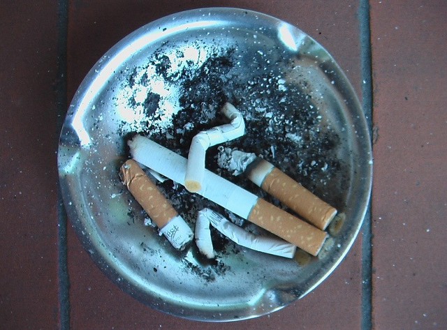 Palenie kosztuje fortunę. Pieniądze wydane na papierosy to gotówka dosłownie puszczona z dymem.