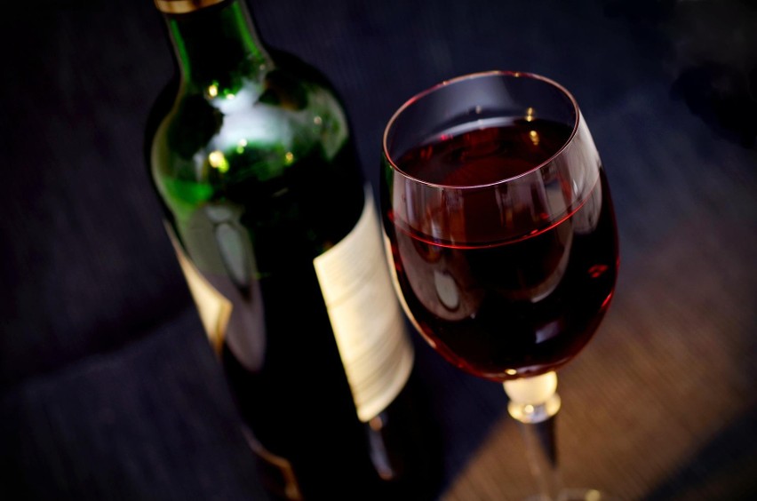 Regularne picie umiarkowanych ilości wina zmniejsza ryzyko...