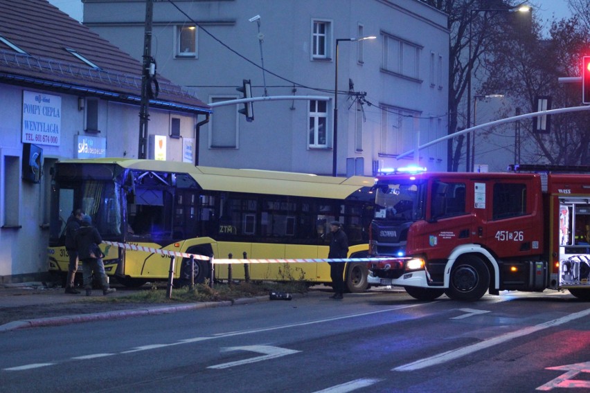 Autobusami podróżowało około czterdziestu osób, według...