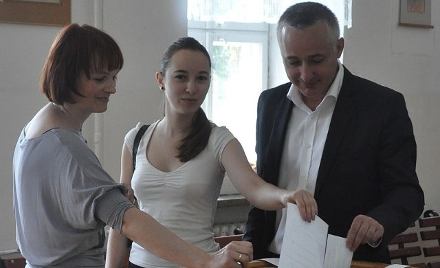 Michał Cichocki z żoną Iwona i córką Olą &#8211; studentką podczas niedzielnych wyborów prezydenckich.