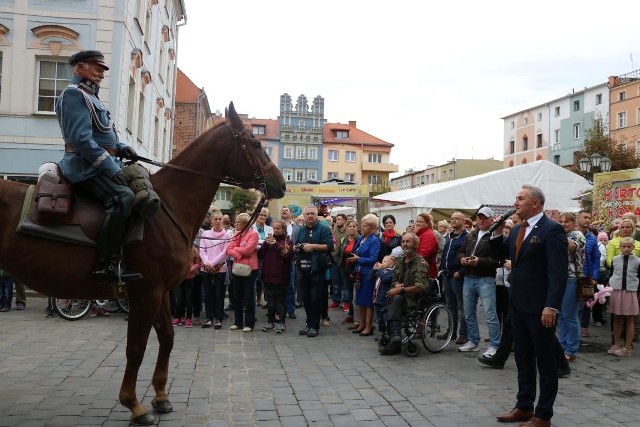 Wjazd Józefa Piłsudskiego na koniu (w ramach inscenizacji historycznej) na brzeski Rynek był kulminacyjnym punktem weekendowych wydarzeń w centrum miasta. Marszałka i jego towarzyszy powitał burmistrz Brzegu. Od 21 do 23 września w Rynku odbywał się Kresowy Jarmark Mariacki, w ramach którego miał miejsce II Ogólnopolski Festiwal Kapel Podwórkowych. Oprócz występów scenicznych w ogromnym namiocie, na licznie przybyłych czekały także inne atrakcje, m.in. występy artystów ulicznych, kuglarzy i szczudlarzy, żywe rzeźby czy animacje z Teatrem Kulka. Nie zabrakło oczywiście stoisk gastronomicznych.