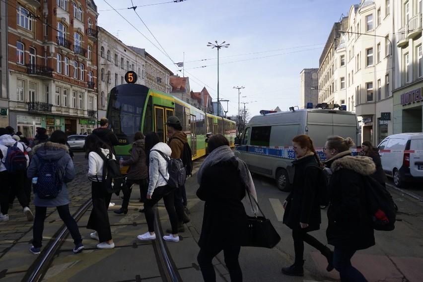 Trwa ewakuacja dwóch budynków Uniwersytetu im. Adama...