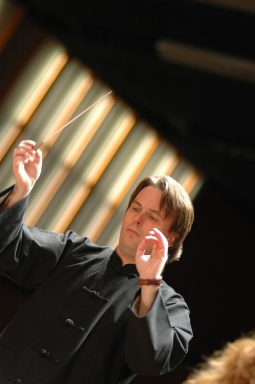 Holenderski dyrygent Peter Santa poprowadzi w piątek białostocką orkiestrę.