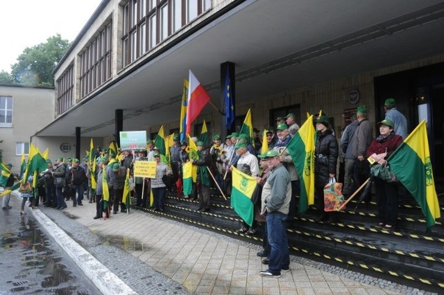 Działkowcy pod urzędem wojewódzkim w Opolu.