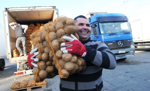 Piotr Matkowski i Łukasz Garlicki z Głogowa handlują ziemniakami na Zielonogórskim Rynku Rolno-Towarowym od siedmiu lat.