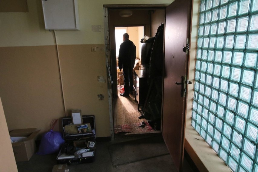 Martwy mężczyzna znaleziony w mieszkaniu na kieleckim Czarnowie. Czy to było zabójstwo?