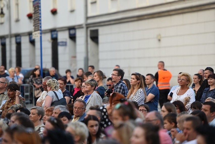 Nowy Sącz. Imieniny Miasta z gwiazdami: Kasia Moś, Wojtek Cugowski, Beata Rybotycka, Konrad Imiela i inni na sądeckim Rynku [ZDJĘCIA]