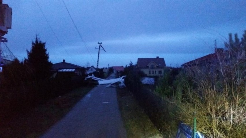 Wiatr na ulicy Dobrepole w Poznaniu uszkodził dach stolarni