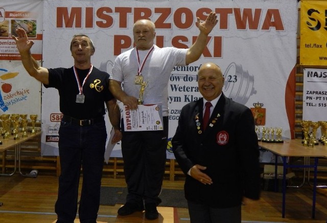 Włodzimierz Żmijewski, nestor skarżyskich siłaczy (pierwszy z lewej) zdobył srebro trójbojowych Mistrzostw Polski Weteranów.