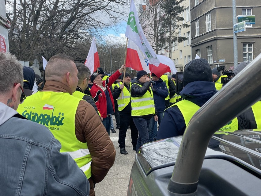 Manifestacja rolników trwała prawie godzinę. Rolnicy...