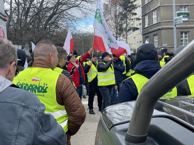 Manifestacja rolników trwała prawie godzinę. Rolnicy zapraszali mieszkańców Szczecina, aby brali od nich warzywa.