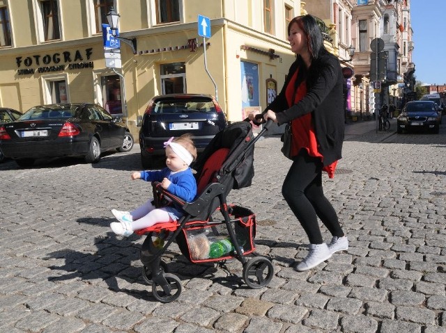 - Ciężko prowadzić wózek na kocich łbach - przyznaje pani Katarzyna Gruszkiewicz. - Gdy nie ma amortyzacji, trzęsie