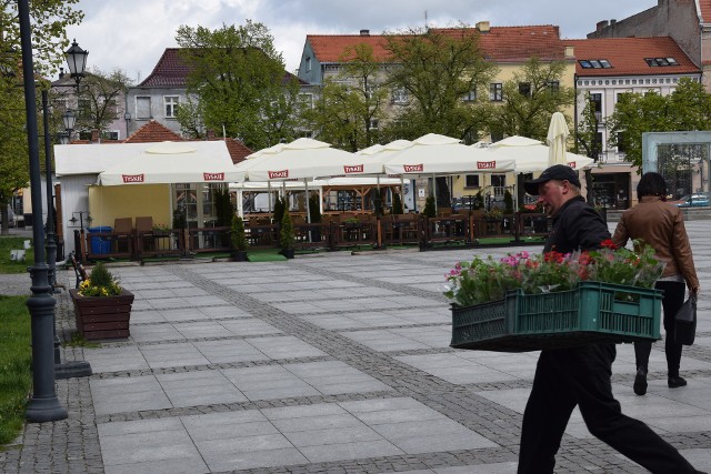 W Chełmnie mieszkańcy i turyści też lubią spędzać czas w ogródkach piwnych. Ale żeby posiedzieć musi być ciepło
