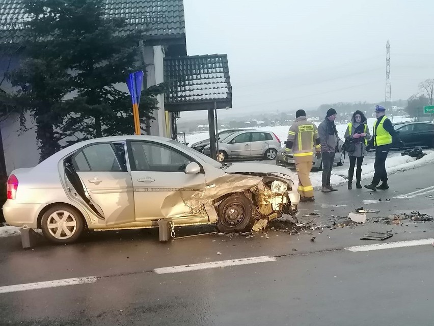 Wypadek w Nowej Wsi w gminie Lyski. Do małego dziecka wezwano pogotowie. Na skrzyżowaniu zderzyły się trzy samochody osobowe 