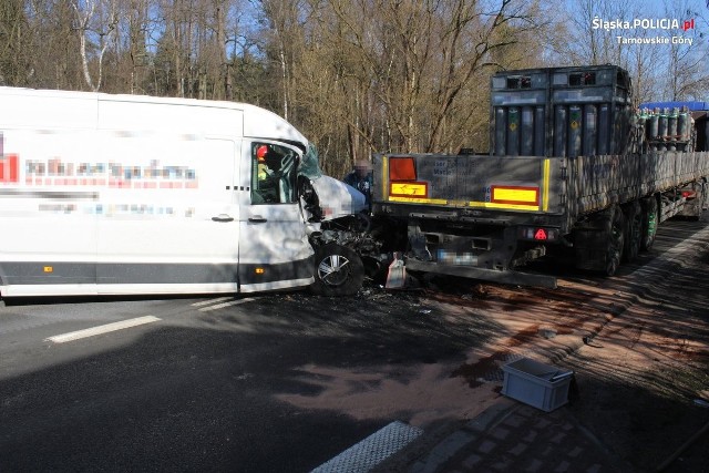 Kierowca dostawczaka wjechał w tył ciągnika, powodując spore zniszczenia obu pojazdów i całkowitą blokadę drogi.