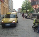 Mimo zakazu po ulicy Długiej w Brzegu jeżdżą samochody