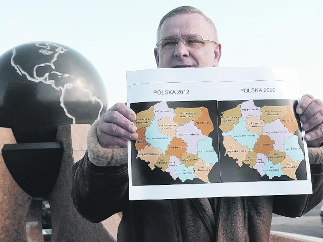 Zbigniew Mrowiec prezentuje mapę, na której nie ma Lubuskiego. Region został włączony do sąsiednich województw. - Tak się stanie, gdy nadal będziemy się kłócić - przepowiada.