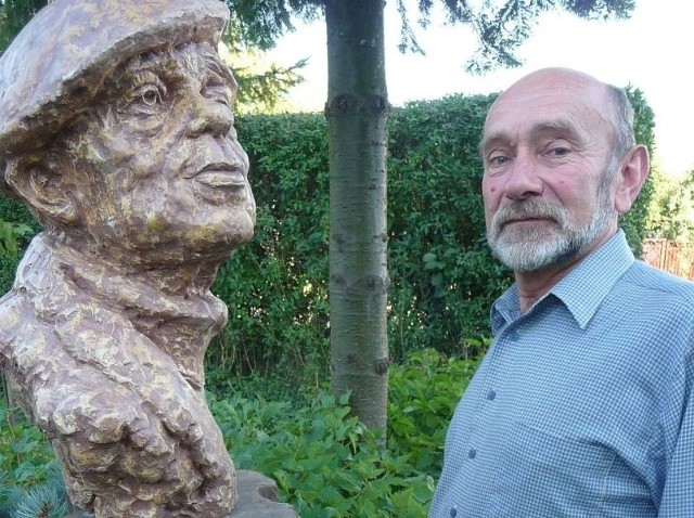 Stanislaw Lem to jedna z wielu rzeźb wykonanych przez artystę.
