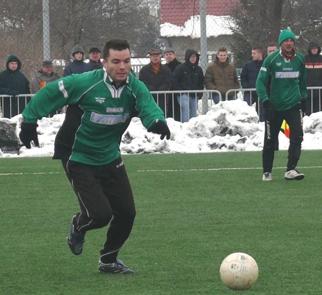 Piłkarze Stali Stalowa Wola (z piłką Jacek Maciorowski, z prawej Daniel Treściński) pokonali w sparingu w Gutowie Małym Pelikana Łowicz.