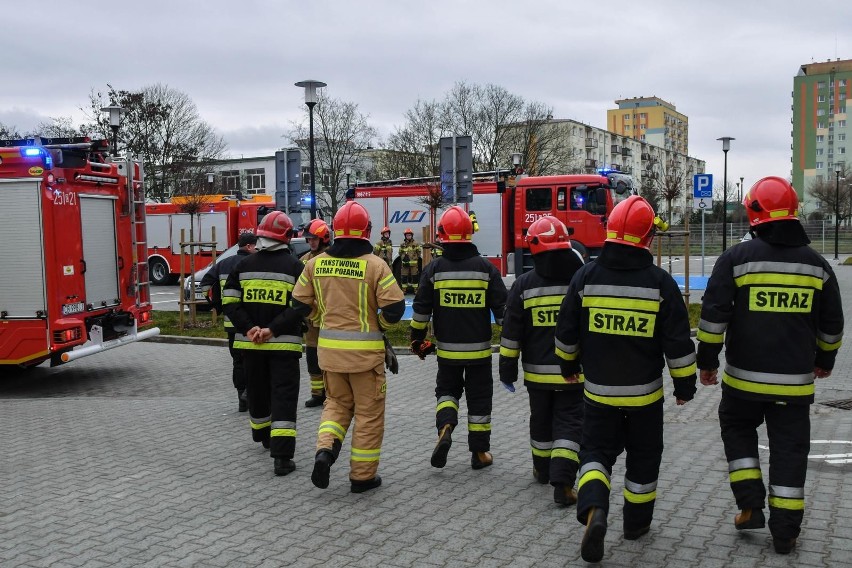 Na miejscu szybko pojawiły się trzy zastępy straży pożarnej,...