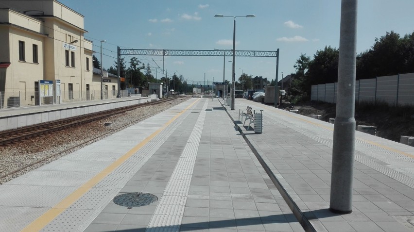 Nowe perony w Zabierzowie już gotowe. Pociągi kursują dwoma torami