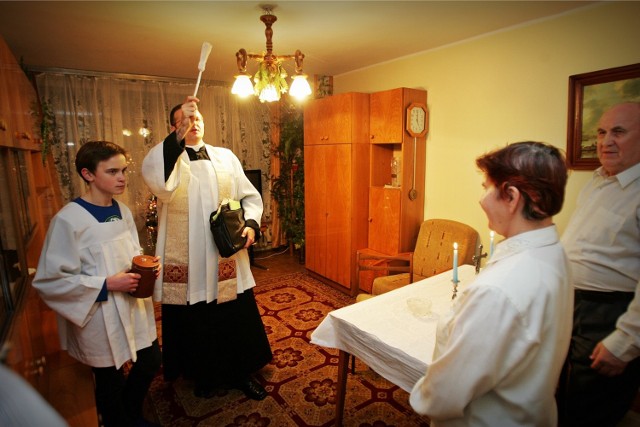Wizyta duszpasterska służy duchownym do poznania problemów i oczekiwań parafian. Jednym z elementów kolędy jest poświęcenie domów i mieszkań wiernych