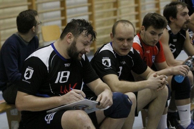 Grający trener Juve Aleksander Olejniczak "rozpisuje" swoim podopiecznym zagrania na decydujące momenty spotkania.