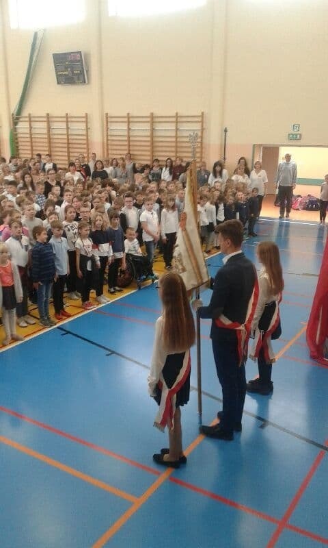 Uczniowie Szkoły Podstawowej numer 11 w Kielcach zaśpiewali hymn narodowy [WIDEO, ZDJĘCIA]