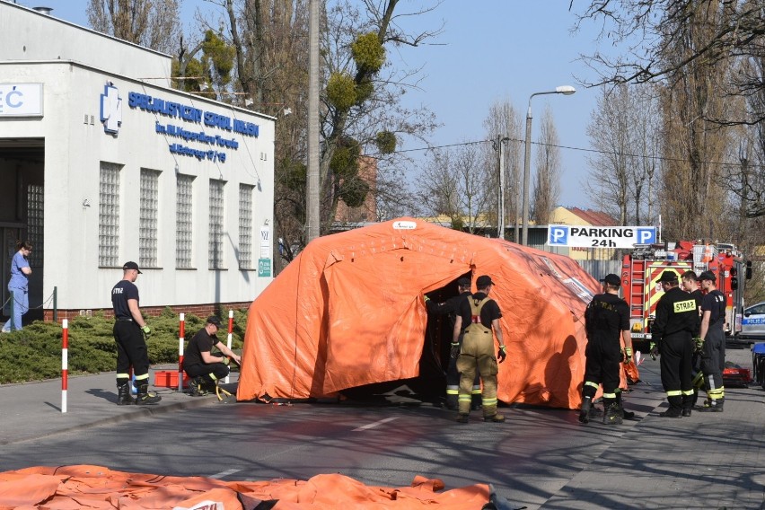 Przed szpitalem miejskim w Toruniu stanęły namioty
