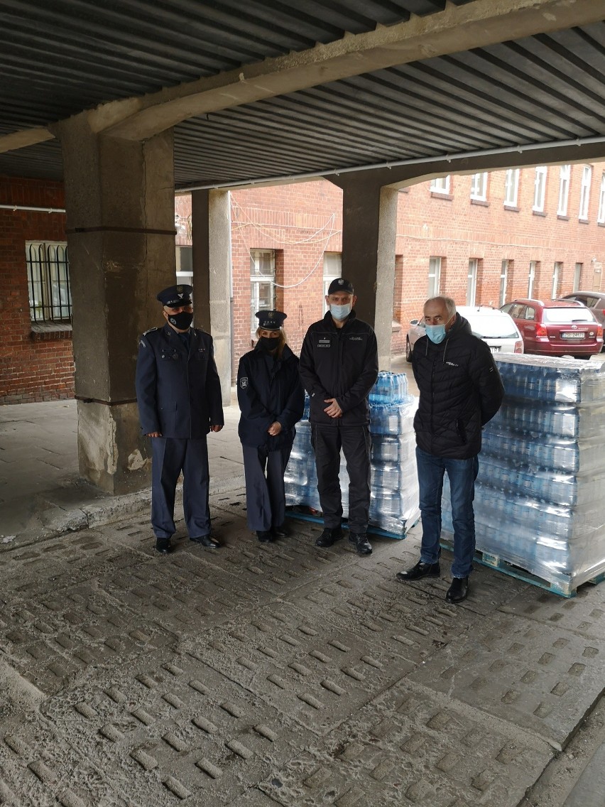 Ponad 2000 butelek z wodą pojechało z aresztu w Słupsku do szpitala w Miastku. Brawo!