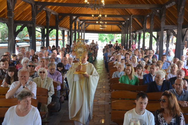 Tłum wiernych wziął udział w uroczystościach Bożego Ciała w Jedlni-Letnisku.