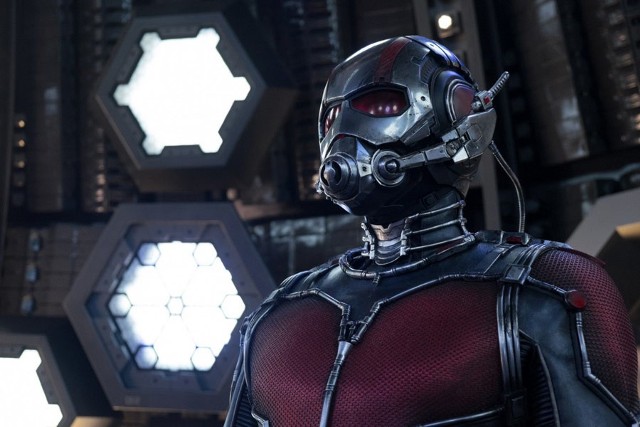 Ant-Man to najbardziej przyjemny superbohater w uniwersum Marvela, choć dość staromodny kostium na to nie wskazuje. Film jest wakacyjnym przerywnikiem w wojowniczym nurcie cyklu.