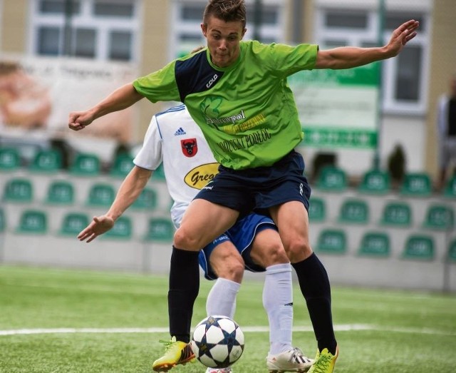 Piłkarze Puszczy (zielone koszulki) zajmują 18. miejsce w III lidze.