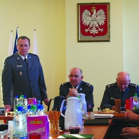 Nadkomisarz Krzysztof Runo (z lewej) i mł. insp. Stanisław Grudzień (w środku) przedstawiali zasady funkcjonowania Sekcji III