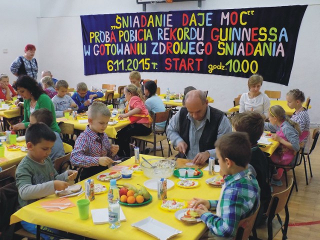 96 uczniów wraz z 24 rodzicami, opiekunami i nauczycielami w SP w Krasiczynie wzięło udział w próbie bicia Rekordu Guinnessa w przygotowaniu zdrowego śniadania.