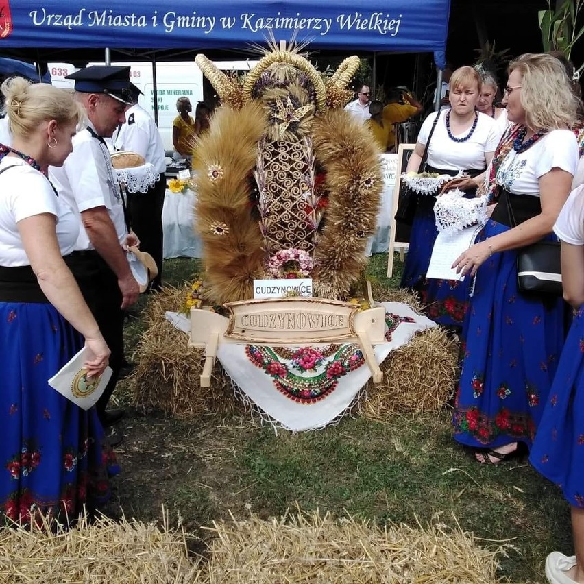 Koło Gospodyń Wiejskich "Nidziczanki" ze swoim wieńcem na...