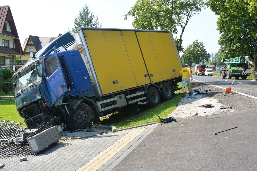 Wypadek na zakopiance w Białym Dunajcu. Ranne trzy osoby