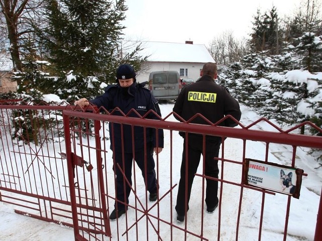 W piątek w domu, w którym zastrzelił się Paweł R., nadal roiło się od policjantów.