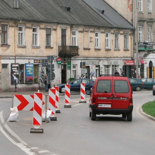 Zabroniony obecnie skręt w lewo z ulicy Wałowej w Lekarską uniemożliwiają obecnie barierki stojące na środku jezdni. Objazd przebiega ulicami Wałową, Podwalną i Tochtermana.