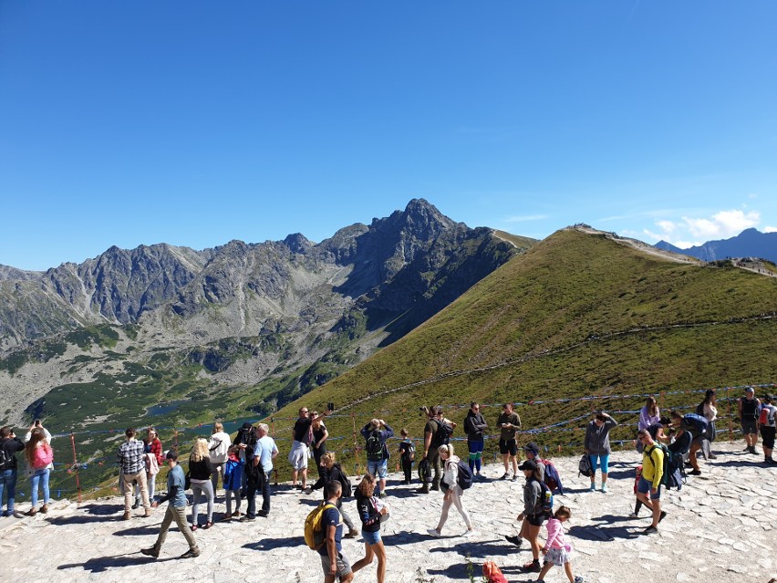 Kasprowy Wierch. Widok spod szczytu na Halę Gąsienicową (z...