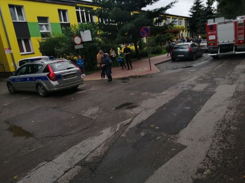 Bomba w Szkole Podstawowej numer 3 w Tarnobrzegu? Na miejscu pracowała policja, straż pożarna, straż miejska (ZDJĘCIA)