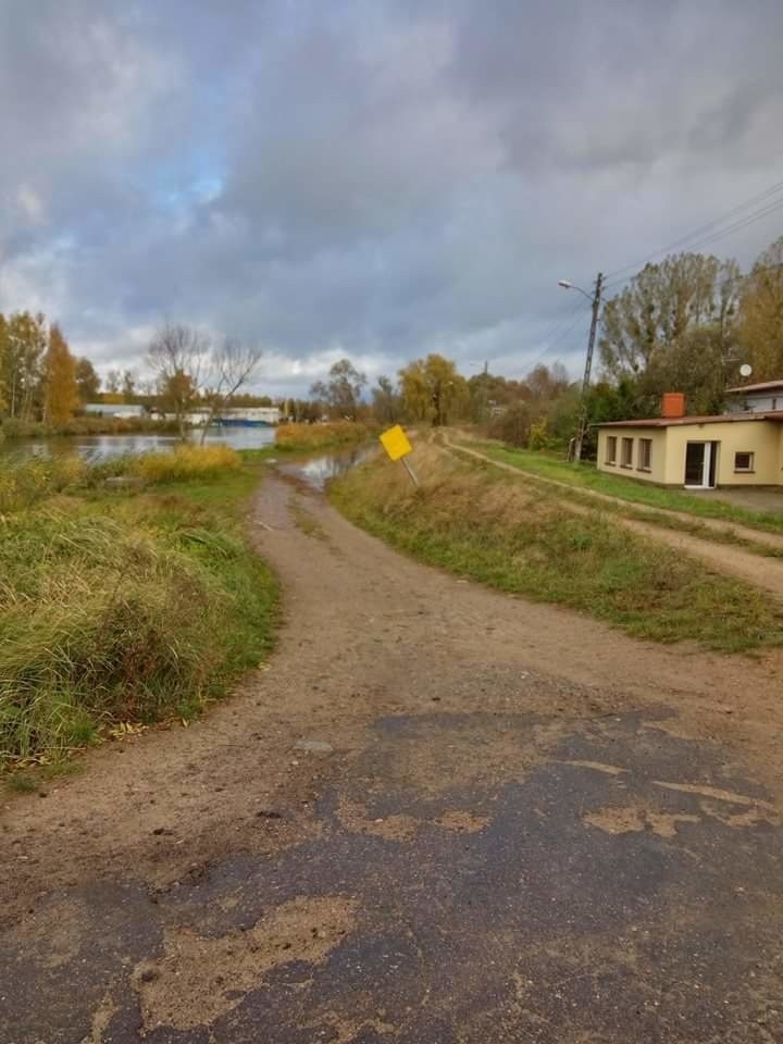 Obecnie lustro wody sięga 543 cm. Na wodowskazie w Trzebieży...