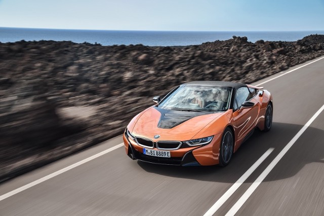 BMW i8Wariant Coupe jak i Roadster otrzymały zmodyfikowany układ napędowy. Pojemność baterii wzrosła z 7,1 do 11,6 kWh. Jednostka elektryczna z dodatkowym zastrzykiem mocy dostarcza 143 KM i 250 Nm. Bez zmian pozostawiono natomiast trzycylindrowy, spalinowy motor 1,5 l oferujący 231 KM i 320 Nm.Fot. BMW Fot. BMW